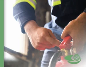 Manipulation d’extincteur sur feu réel, une formation Santé et sécurité au travail par Groupe 9 Academy.
